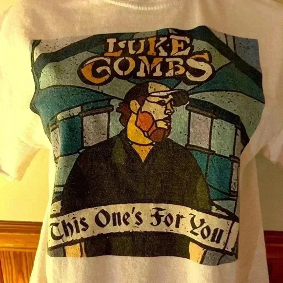 Luke Combs graphic concert tee, vibrant pattern, women’s M - Picture 1 of 3